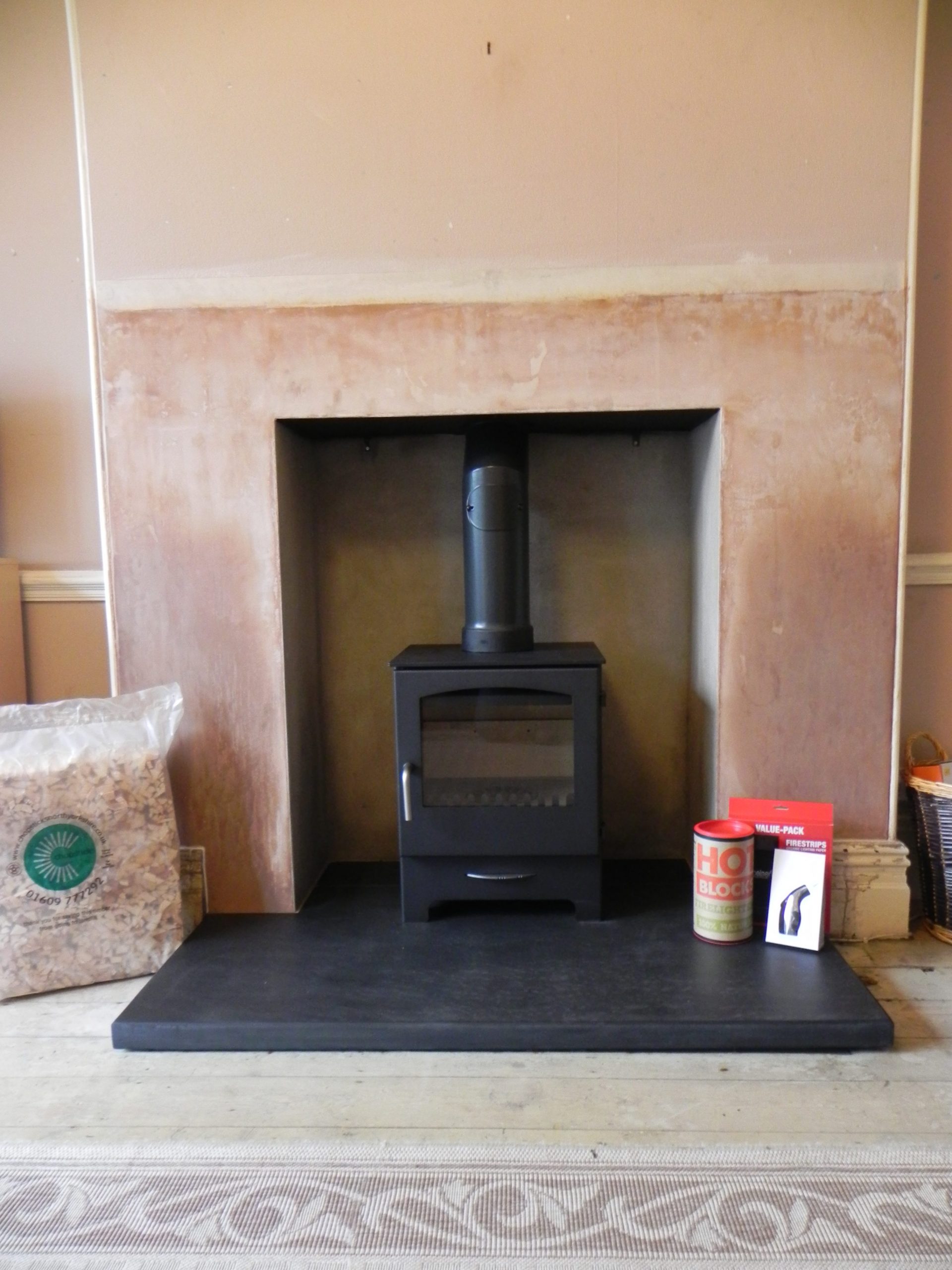Fireplace recess and hearth for a wood burner or multifuel stove