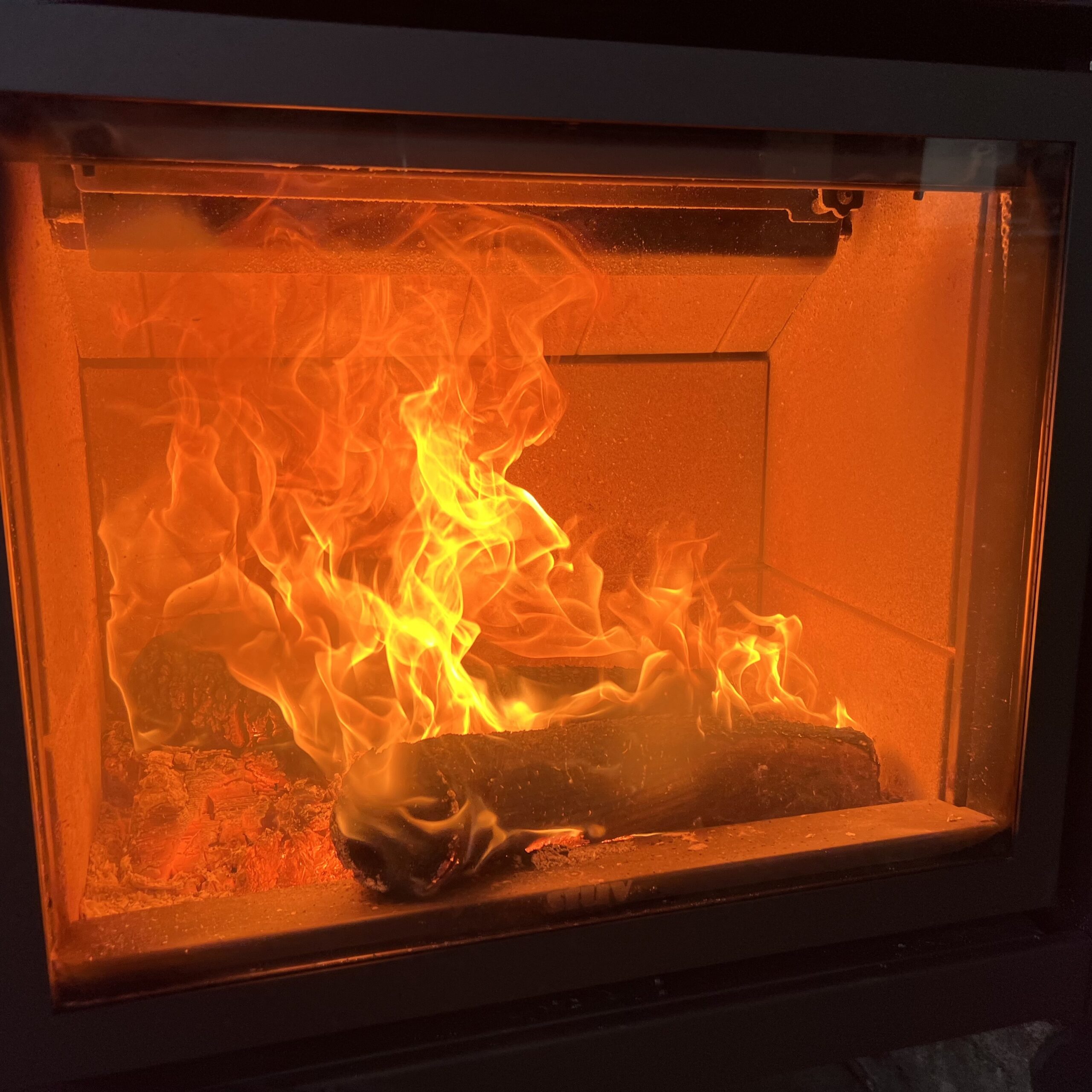 Hot box briquettes alight - hotboxstoves.co.uk